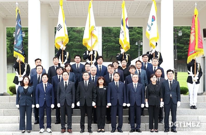 제12대 경상북도의회 후반기 의장단 및 운영위원장들은 8일 국립 영천호국원 참배로 후반기 첫 의정활동을 시작했다.