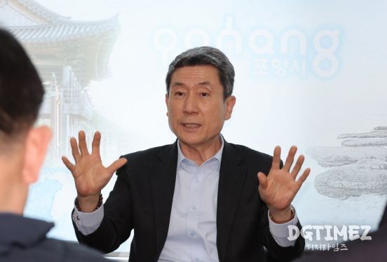 이강덕 포항시장이 21일 시청 브리핑룸을 찾아 지역 주요 현안에 대해 설명하고 있다.