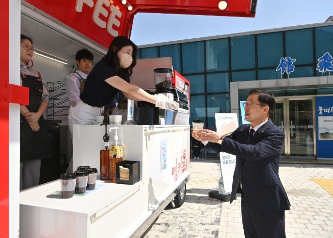 경북교육청, 장애인의 날 행사에 이동식 직업 체험 커피 트럭 운영