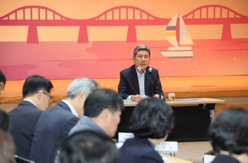 이강덕 포항시장이 5월 확대간부회의를 주재하며 지속 가능한 포항의 큰 꿈을 실현하는데 최선의 노력을 다해 줄 것을 당부했다.