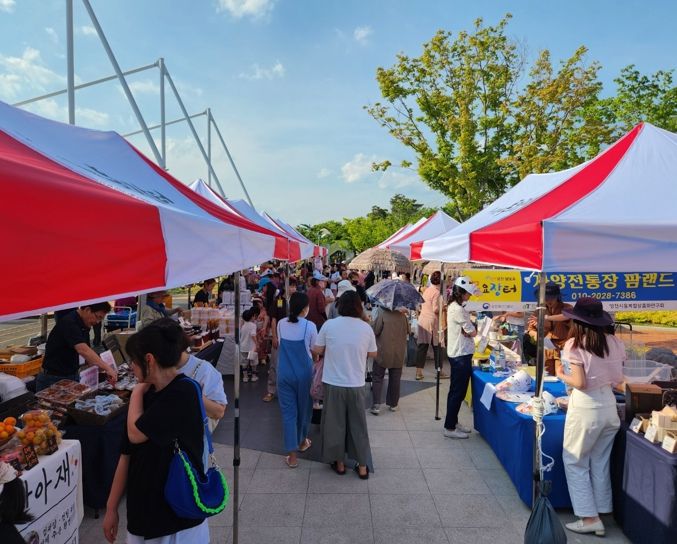 지난해 열렸던 목요장터 모습과 홍보 포스터