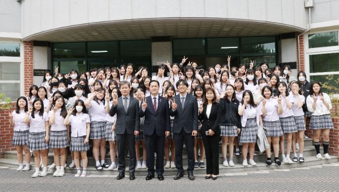 이희완 국가보훈부 차관이 순심여중을 방문하고 기념 촬영을 하고 있다