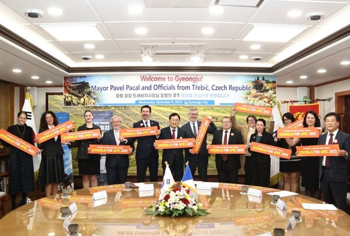 체코 트레비치시 대표단이 지난해 11월 경주시를 찾은 자리에서 ‘2025 APEC 정상회의 경주 유치 손 푯말’을 들고 기념촬영을 하고 있다.