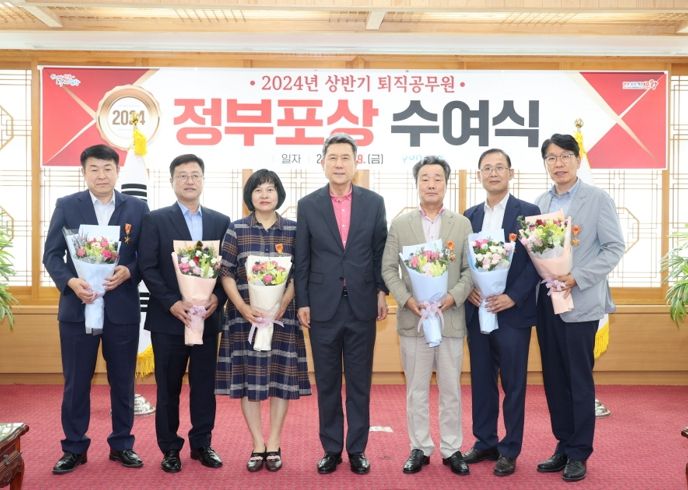 사진. 포항시는 9일 시청 대외협력실에서 2024년 상반기 퇴직자에 대한 정부포상 수여식을 개최했다. (왼쪽부터 전 흥해읍장 박용생, 전 신광면장 구진규, 전 북구 세무과장 강용분, 이강덕 포항시장, 전 북구 자치행정과장 손석민, 전 우창동장 김기출, 전 환경정책과장 신정혁)