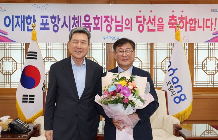 이강덕 시장은 14일 시청 대외협력실에서 신임 이재한 포항시체육회장을 만나 당선을 축하하며, 지역 체육 발전을 위해 노력해줄 것을 당부했다.