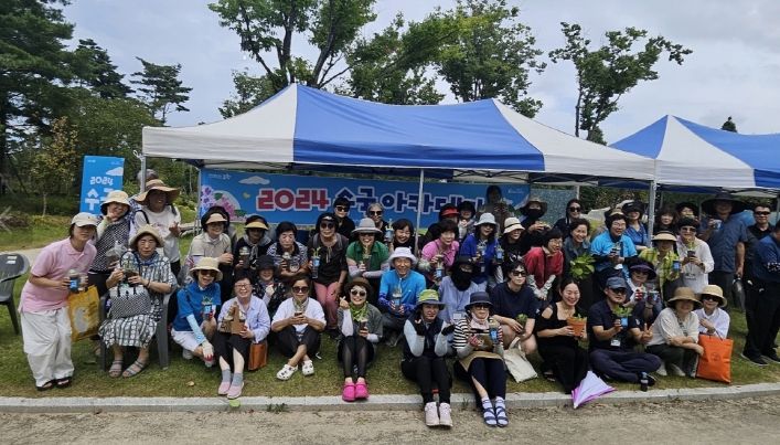 포항시는 지난 14일 해도도시숲에서 시민들을 대상으로 ‘2024 수국아카데미’를 개최했다.