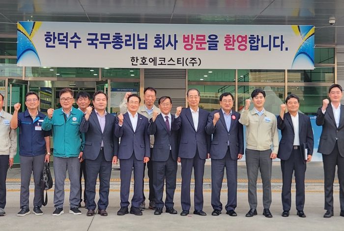 한덕수 국무총리는 지난 26일 영천첨단부품소재산업지구에 위치한 뿌리기업 한호에코스티와 한호산업을 방문해 근로자를 격려하고, 관련 기업과 간담회를 가졌다.