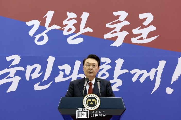 10월 1일 윤석열 대통령 부부는 건국 제76주년 국군의 날 경축연에 참석했다.