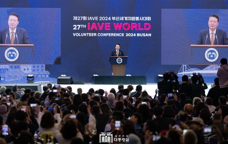 10월 22일 윤석열 대통령은 부산광역시에서 개최된 「제27회 IAVE 2024 부산세계자원봉사대회」에 참석해 전 세계 90여 개국 800여 명의 자원봉사자를 격려하고 대회 개최를 축하했다