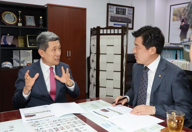 이강덕 포항시장은 지난 4일 지역발전의 밑거름이 될 내년도 국가 예산 확보를 위해 서울 국회 의원회관을 찾아 의원들을 만나며 총력 대응에 나섰다. 구자근 의원을 만난 이강덕 시장.