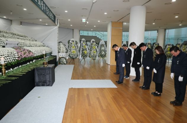 ‘제주항공 여객기 사고 희생자 합동분향소’ 참배