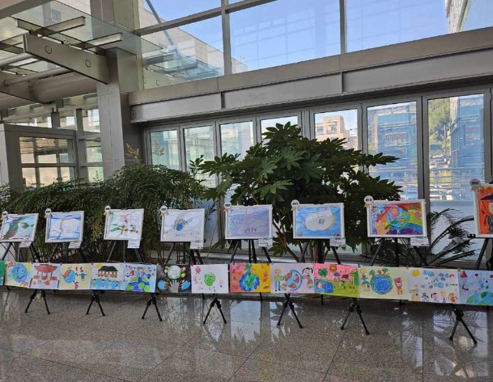 포항시는 지역 어린이집 원아들이 그린 ‘APEC-작은 손이 만드는 큰 내일’ 수상작을 이달 27일부터 11월 7일까지 포항시청 2층 로비에 전시하고 있다.