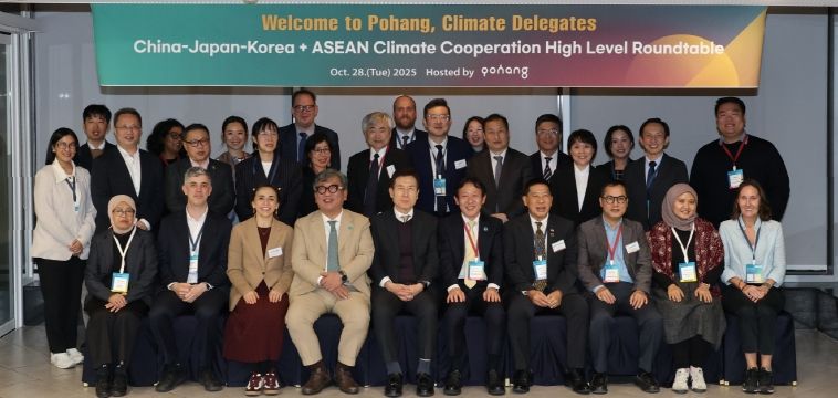 한·중·일 및 ASEAN 주요국 고위급 기후 대표단이 28일 포항을 방문해 산업 현장을 둘러보고, 포항시 주최한 환영 만찬에 참석해 기념 촬영을 하고 있다.