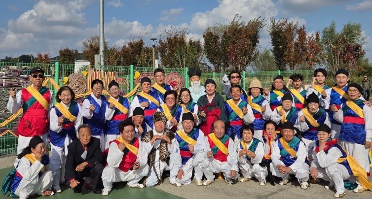 영천문화원 부설 명주농악보존회는 지난 1일 전북 부안 해뜰마루에서 개최된 ‘제13회 전국농악경연대회’에서 최우수상인 문화체육관광부장관상을 수상했다.