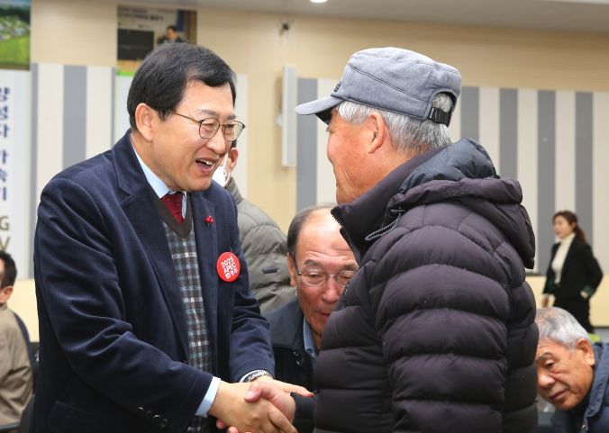 주낙영 경주시장이 어르신과 반갑게 인사하며 복지 현장의 목소리를 청취하고 있는 모습.