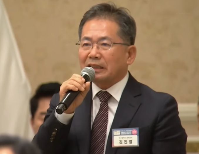 김진열 군위군수가 12일 청와대 영빈관에서 열린 시장·군수·구청장 초청 국정설명회에서 발언하고 있다.