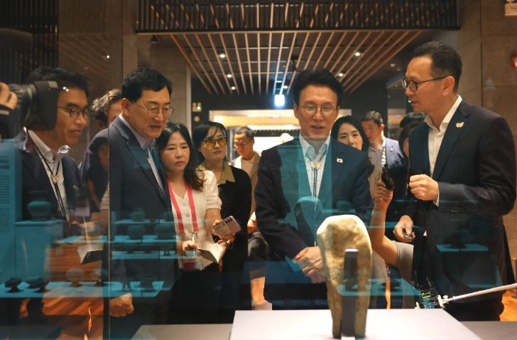 APEC 정상회의 점검을 위해 지난 7월 국립경주박물관을 찾은 김민석 국무총리(오른쪽 두번째)가 주낙영 경주시장(왼쪽 두번째)와 전시실을 둘러보고 있다.