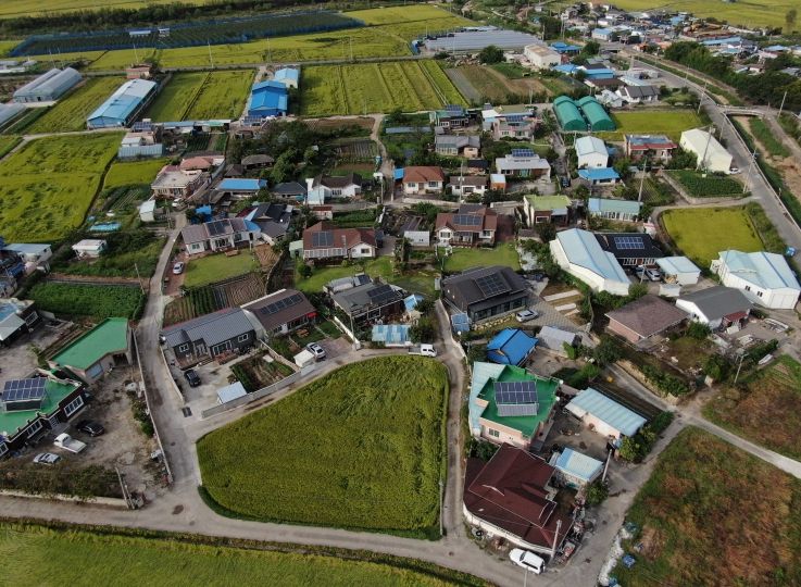 신재생 에너지 설비 보급이 완료된 흥해읍 매산리 전경.