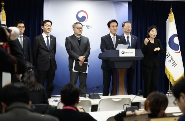 김민석 국무총리가 18일 세종대로 정부서울청사에서 '론스타 국제투자분쟁(ISDS) 취소 신청' 관련 긴급 브리핑을 하고 있다.