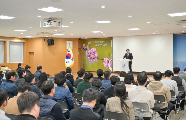 영덕군 2025년 하반기 제4회 공직자아카데미에서 김광열 영덕군수가 직원들을 격려하고 있다.