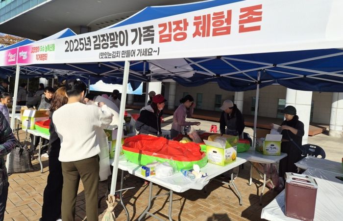 포항시는 지난 28일부터 29일까지 시청 앞 광장에서 김장맞이 직거래 장터를 개최했다.