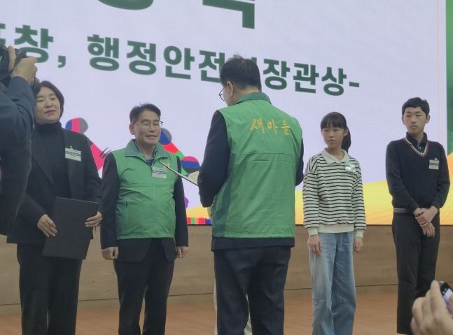 행정안전부장관상 받는 새마을문고구미시지부 김택동 회장