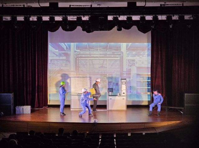 10일 덕업관에서 ‘근로자 안전 감성교육’으로 뮤지컬 공연하는 모습