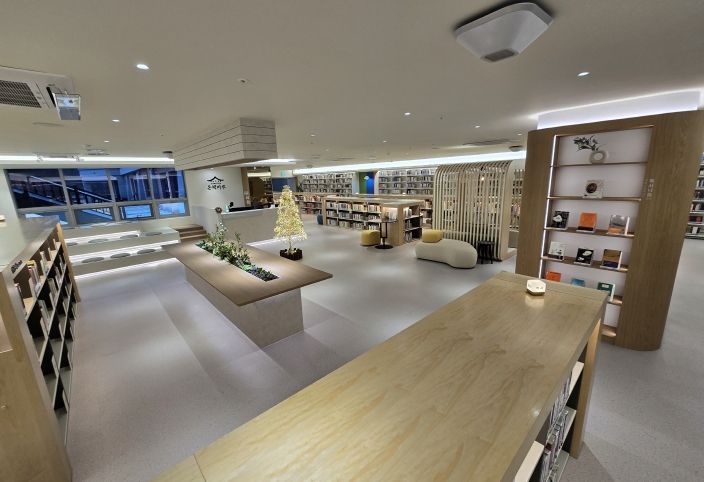 경북교육청, 북카페형 행정자료실 ‘온책마루’ 개관...직원 독서?휴식?소통 강화(책과 사람이 만나는 따뜻한 복합 문화공간으로 재탄생)