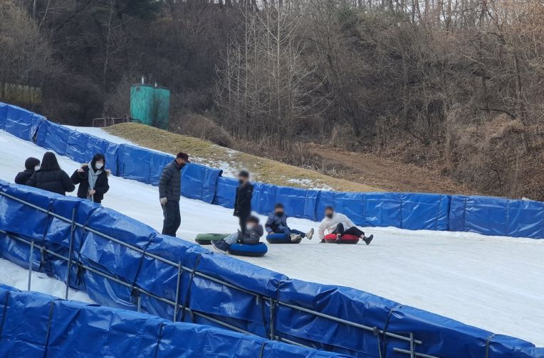 장수조이월드눈썰매장, 다자녀 출생가정에 ‘눈썰매장 무료이용권’ 지원(아이들이 눈썰매를 즐기는 모습)