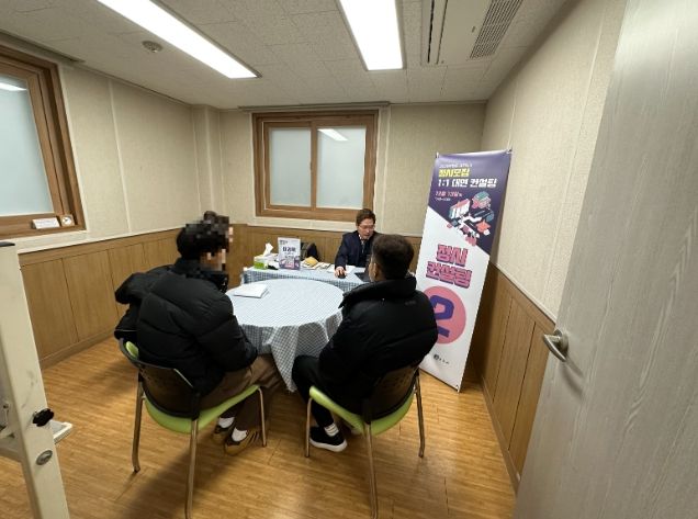 경주시 청소년수련관 상담실에서 열린 2026학년도 대학입시 정시전형 대비 1대1 맞춤형 컨설팅에서 전문 입시 컨설턴트가 수험생과 개별 상담을 진행하고 있다