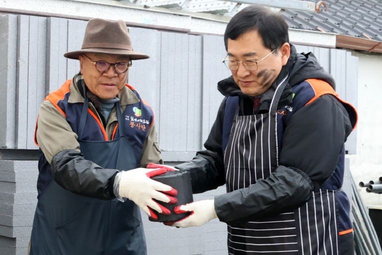 주낙영 경주시장(사진 우측)이 지난해 12월 월성동에서 천년미래포럼 회원들과 함께 사랑나눔 연탄배달 봉사활동을 하고 있다.
