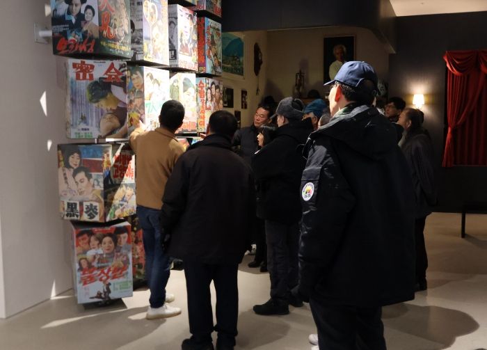 신성일기념관을 견학하는 영천시 문화관광해설사들