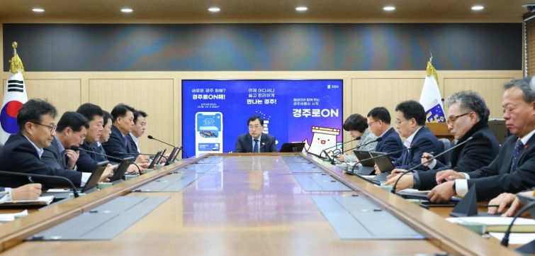 주낙영 시장이 5일 오전 청내 영상회의실에서 국소본부장 회의를 주재하며 새해 시정 운영 방향과 주요 현안에 대해 발언하고 있다.