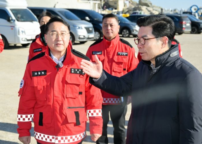 김광열 영덕군수(오른쪽)가 경북산불 피해지를 찾은 김인호 산림청장을 안내하고 있다. '출처: 영덕군 제공'