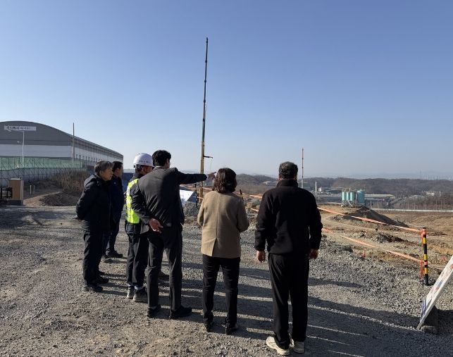 포항시가 지역 내 사업장을 대상으로 설 연휴 대비 환경오염 예방 특별점검을 하고 있다.