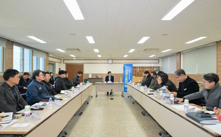 김광열 영덕군수가 영덕대게축제 추진위원회 위원들과 현장 소통 간담회를 하고 있다.
