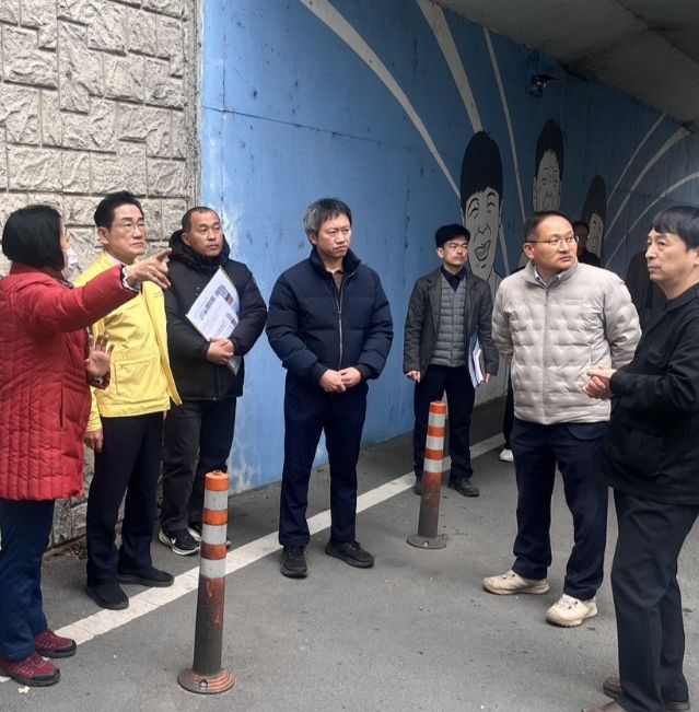 영천시 관계자들이 ‘주민과의 새해 인사회’에서 건의사항이 제기된 완산동 현장을 점검하고 있다.