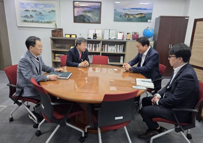 울릉군 도의원 단독선거구 유지 촉구 건의문 전달