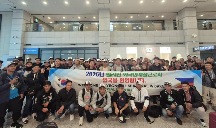 영주시는 지난 5일 외국인 계절근로자 본격 입국을 시작으로 농촌 인력난 해소에 나선다(외국인 계절근로자 입국 사진)