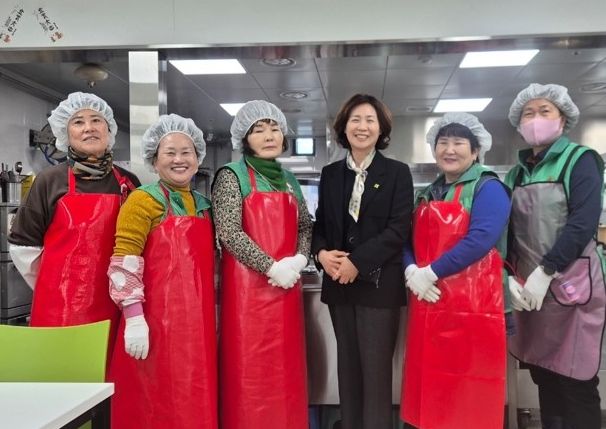 새마을지도자경산시부녀회, 사회복지관 배식 봉사 펼쳐따뜻한 한 끼, 마음의 온기 나누는 배식 봉사