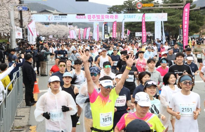 지난해 경주 보문관광단지 일원에서 열린 ‘경주벚꽃마라톤대회’에서 참가자들이 출발선을 통과하며 힘차게 달리고 있다.