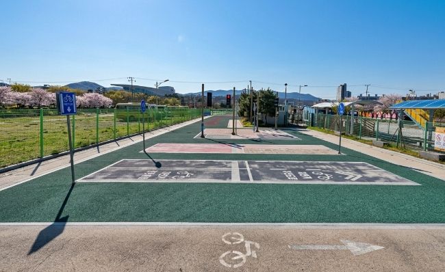 경주 황성공원 내 어린이 자전거 안전교육장에서 교통표지판과 횡단보도 등이 설치된 실외 교육 트랙 모습.