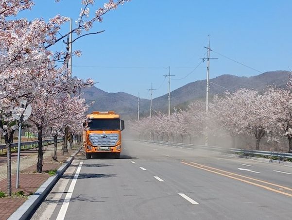 경주시는 여름철 우기를 앞두고 양성자가속기 진입도로 일원에 대한 환경정비를 실시했다