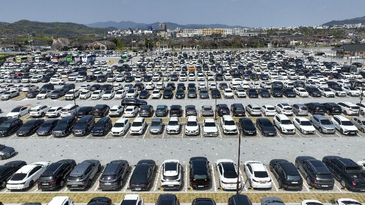 지난 12일 경주 황리단길 공영주차장이 관광객 차량으로 대부분 만차를 이루고 있다.