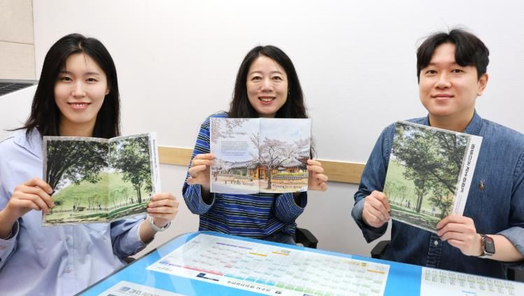 경주시청 공무원들이 시정소식지 ‘아름다운 경주이야기’ 영문판을 선보이고 있다